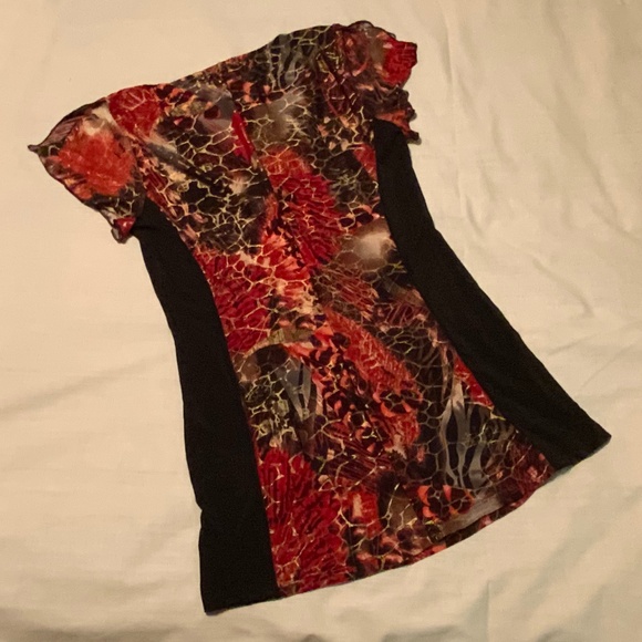 Champagne Fancy Bold Abstract Red, Black & Gold Short Sleeve Lightweight Top - Picture 4 of 12